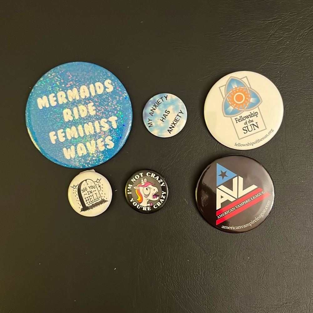 6 Buttons (pin on)